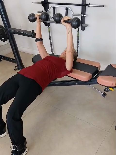 Supino com halteres, carga ajustada a você